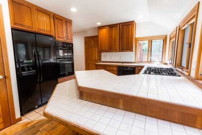 Building Photo - Private river access and stunning views from this home on Harmon Blvd! + Bonus Room