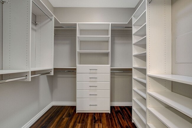 Building Photo - Gorgeous Three Bedroom in the Northwest!