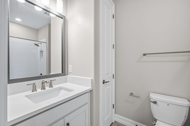 Building Photo - Modern 3BR/2.5BA Townhome in Estancia – Re...