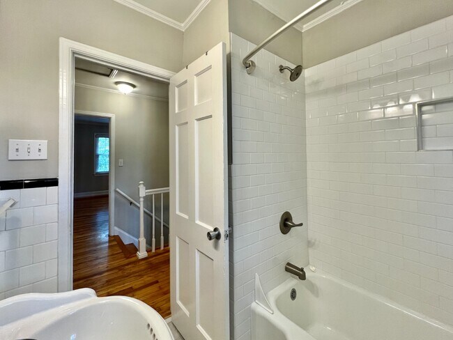 Building Photo - Freshly Painted Elizabeth Townhome