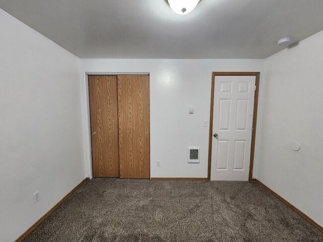 Building Photo - 3 Bdrm/2 Bath Single Level