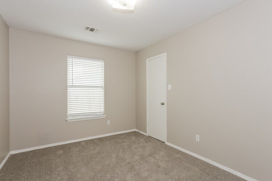 Building Photo - 736 W Colony Dr