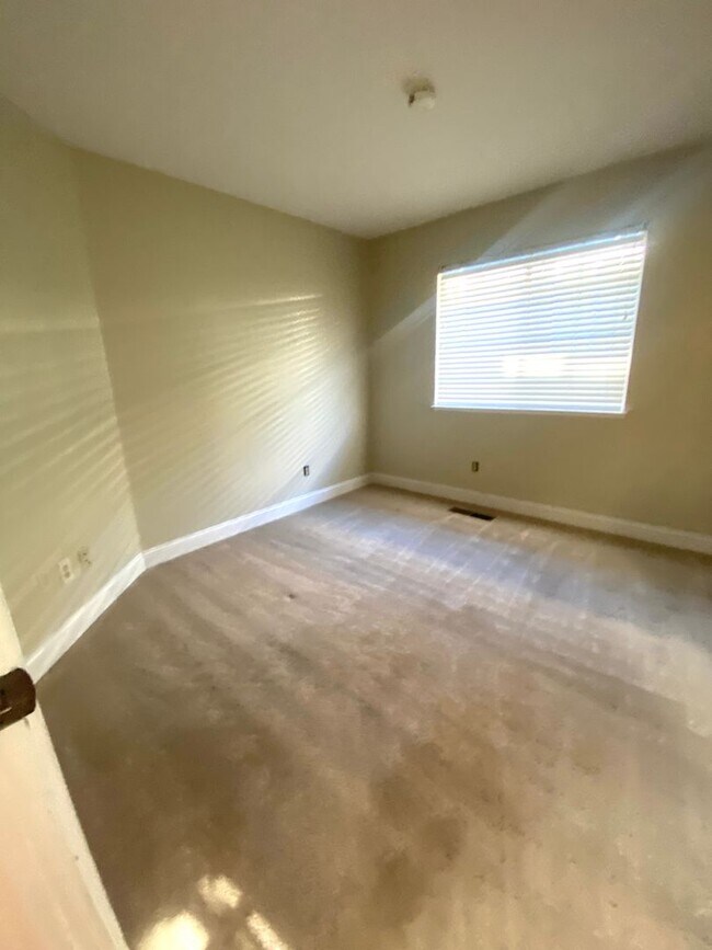 Building Photo - Pleasanton 3 Bd./2 Bath, Lots of Light, Top Rated Schools, Close to 580/680, Shopping & Restaurants