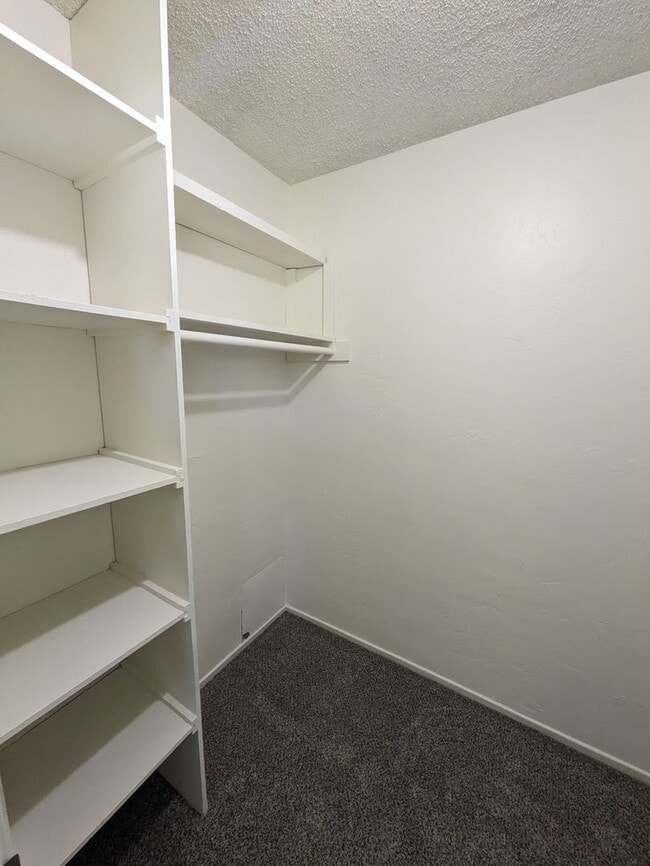 Building Photo - NEWLY REMODELED!!!!!One bedroom One Bath Unit