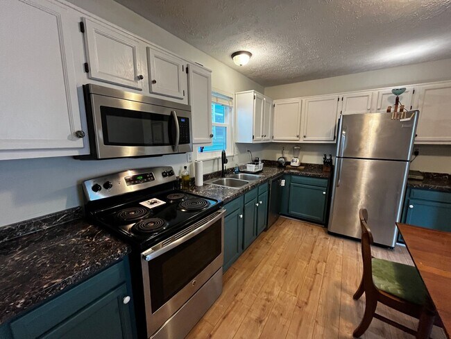 Building Photo - FURNISHED 2-BED w/OFFICE IN SHELBY PARK
