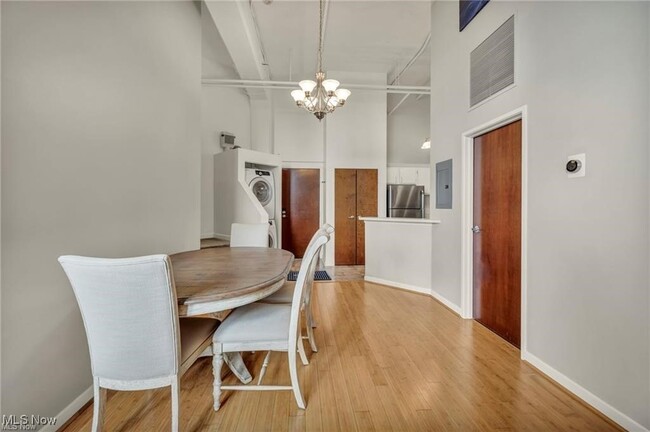 Building Photo - 1133 W 9th St