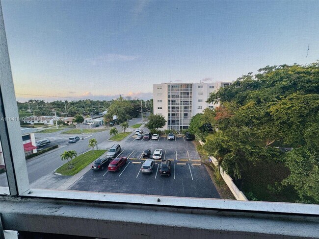 Building Photo - 900 NE 12th Ave