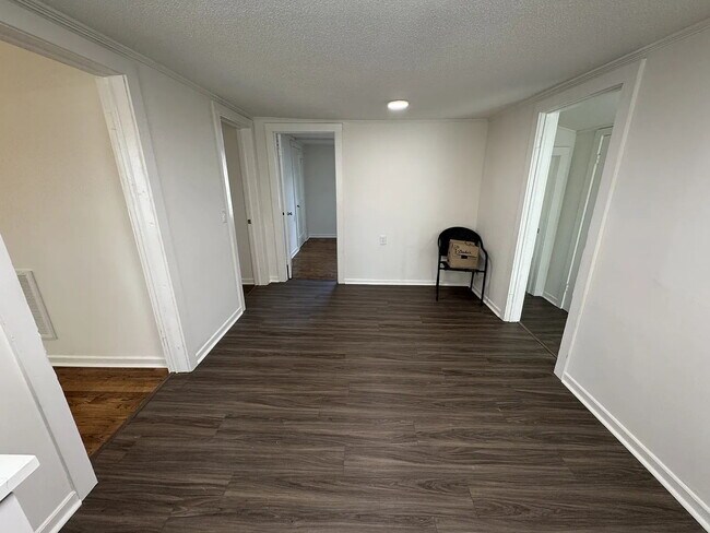 Building Photo - 2 Bed, 1 bath in Central
