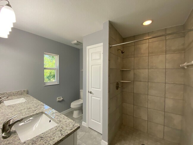 Building Photo - Desirable SW Ocala Neighborhood 3/2/2 *WON...