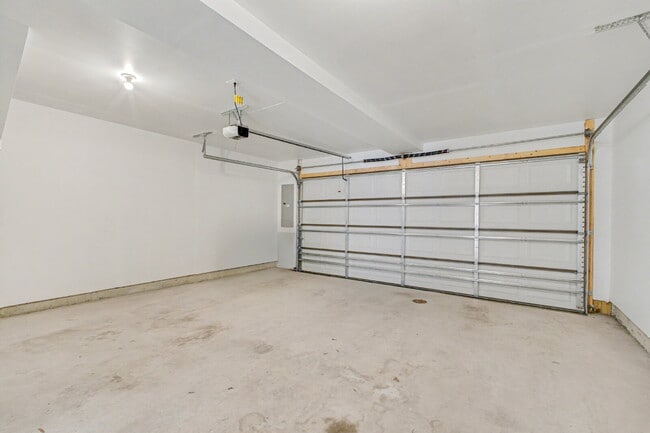 Building Photo - **Special Move-in Offer**  $500 off of the first month's rent.  Exceptional 3-Level Corner Unit T...