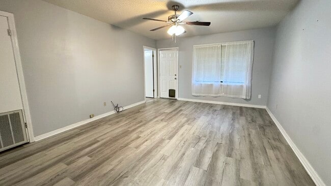 Building Photo - 204 Splane Dr