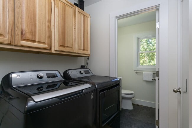Building Photo - Candler Rental!