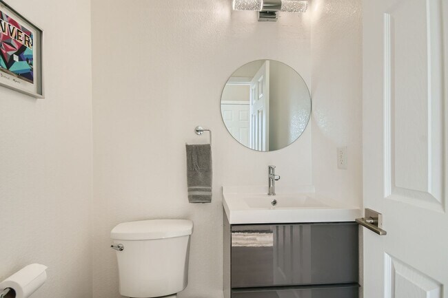 Building Photo - Lovely 3 BDR/3BA Home - 20 Minutes to Denver