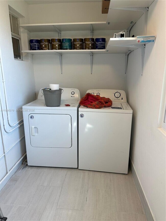 Building Photo - 3630 SW 26th St