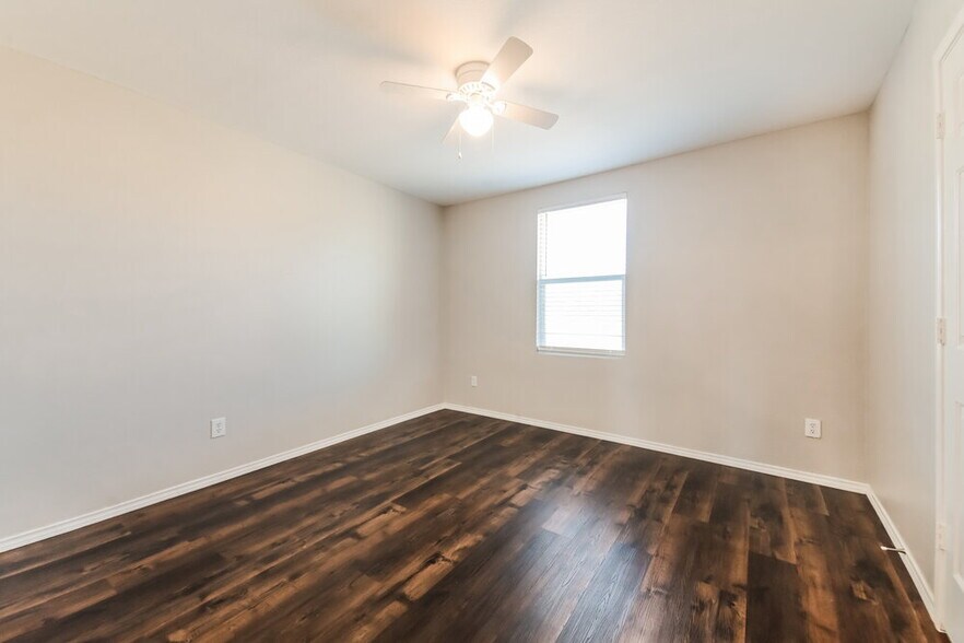 Building Photo - 1412 Laurel Ln