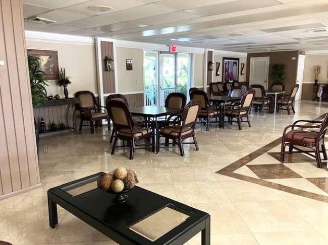 Building Photo - 317 Lake Evelyn Dr