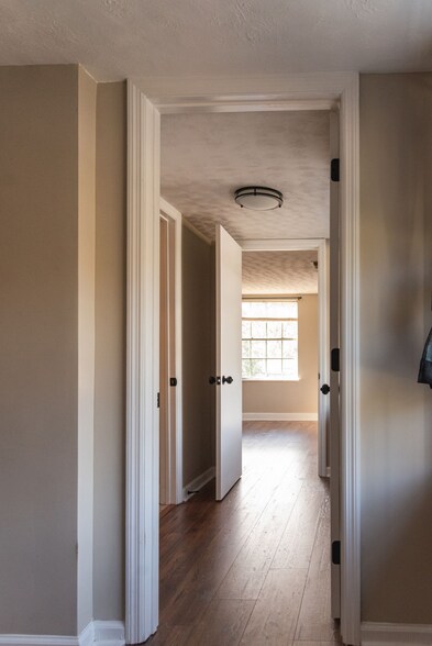Bathroom entrance/seperates the bedrooms - 2513 New York Ave