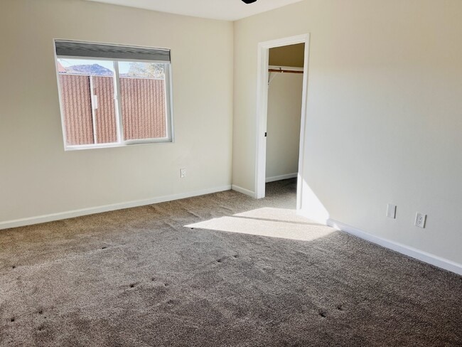 Building Photo - Gorgeous 3 bd, 2.5 ba on 1 acre