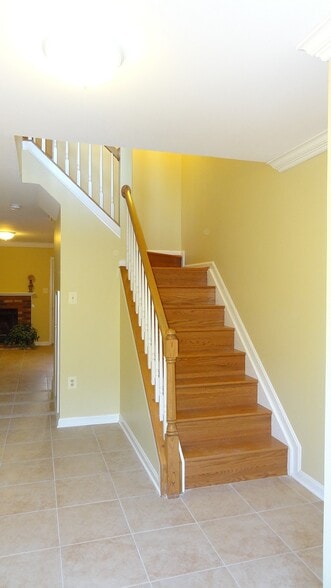 Foyer - 2427 Clover Field Cir