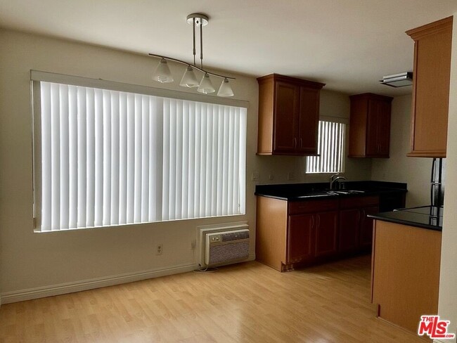 Building Photo - 972 Larrabee St