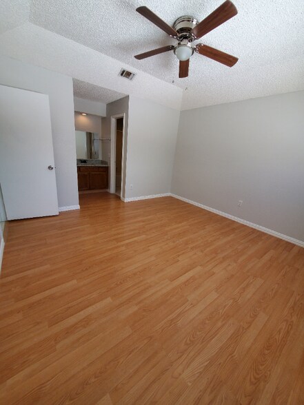 Building Photo - 310 Bluegrass Ln