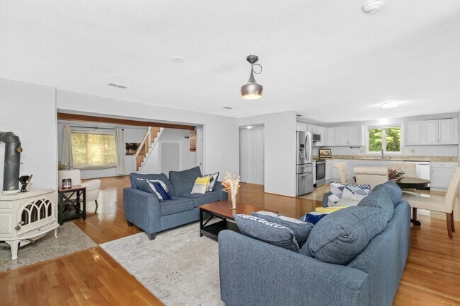 Building Photo - 46 Pinebrook Ln