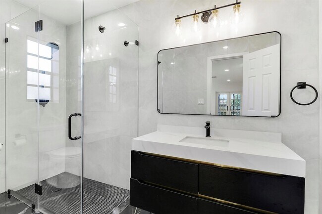 Building Photo - 1009 Alamanda Dr