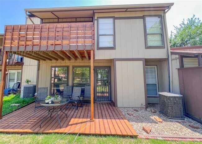 Building Photo - 12021 Hawthorne Ln