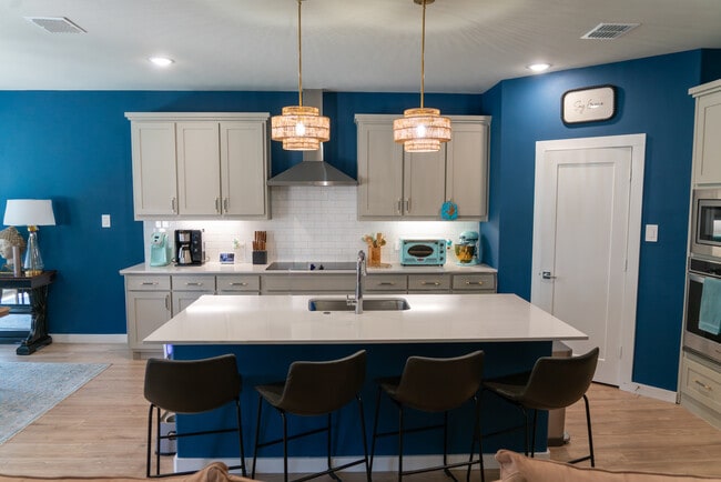 Building Photo - 198 Western Way