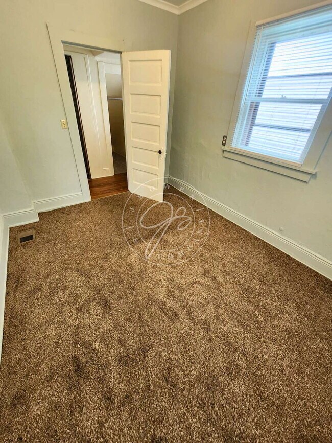 Building Photo - Spacious 3-Bedroom Home with Bonus Room and 1.5 Baths