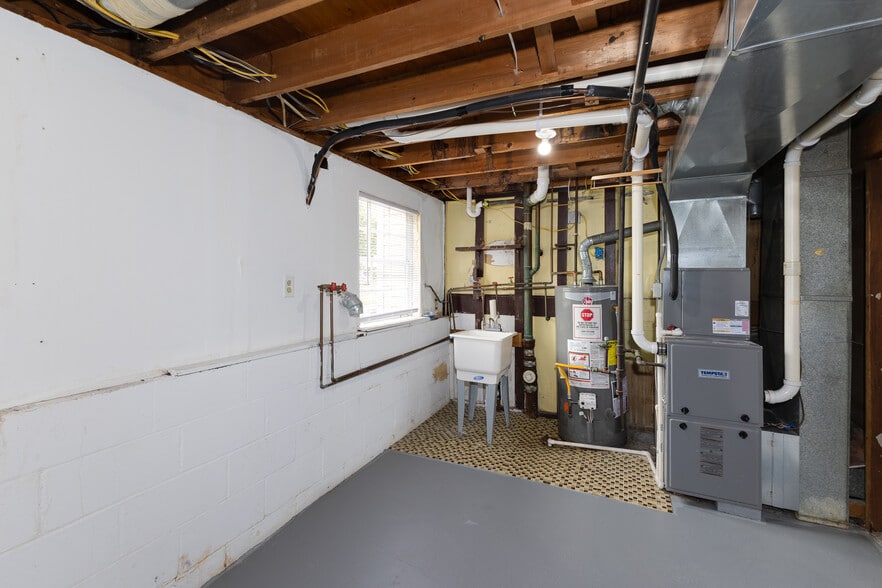 Building Photo - 1885 Lincrest Dr