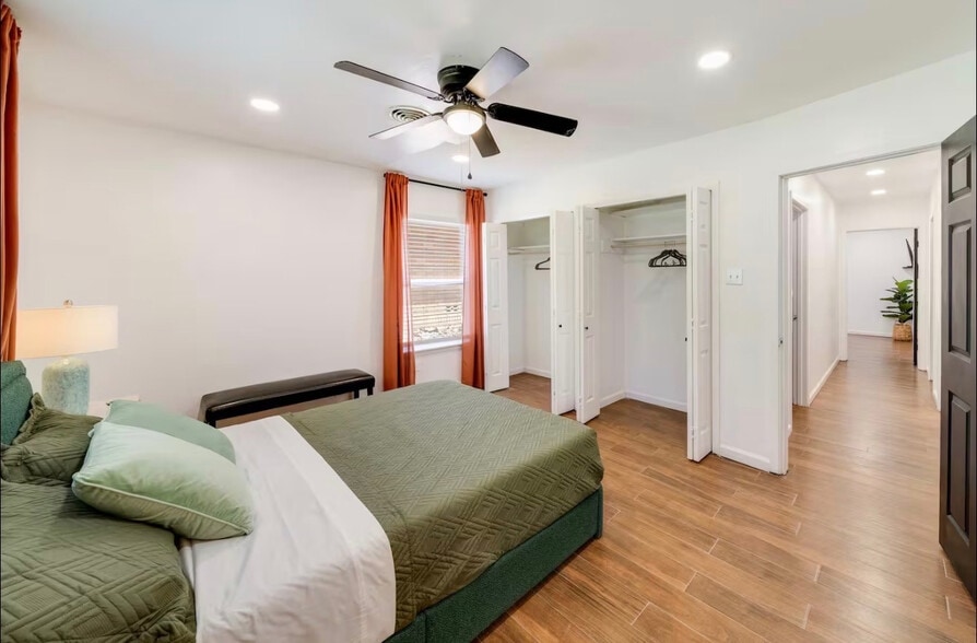 Building Photo - Room in House on Burr Oak Dr