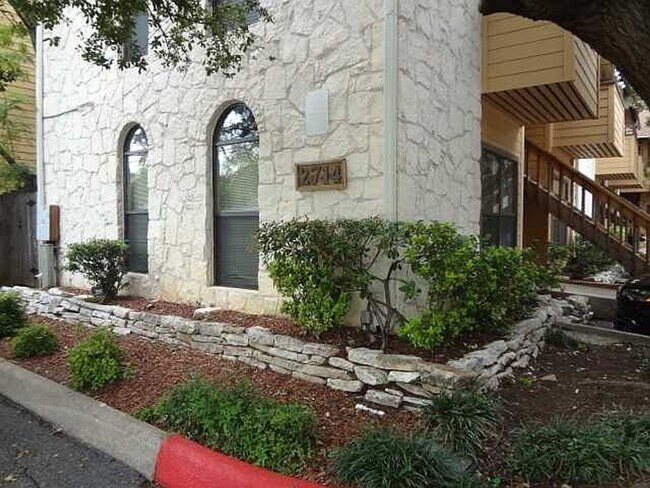 Building Photo - West campus 1 bed condo just 2 blocks from UT