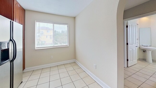 Building Photo - Beautiful Townhouse Style Apartment availa...