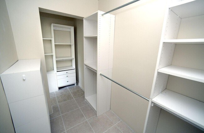 Building Photo - 137 Hawthorne Dr