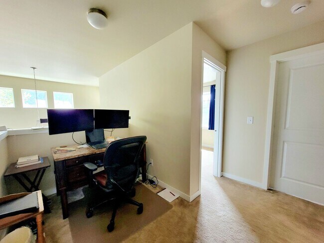 Building Photo - Bright, Spacious 4 bedroom in Poulsbo