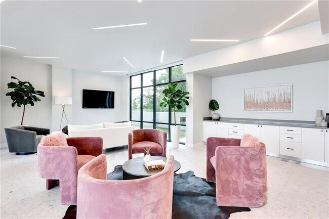 Building Photo - 800 Embassy Dr