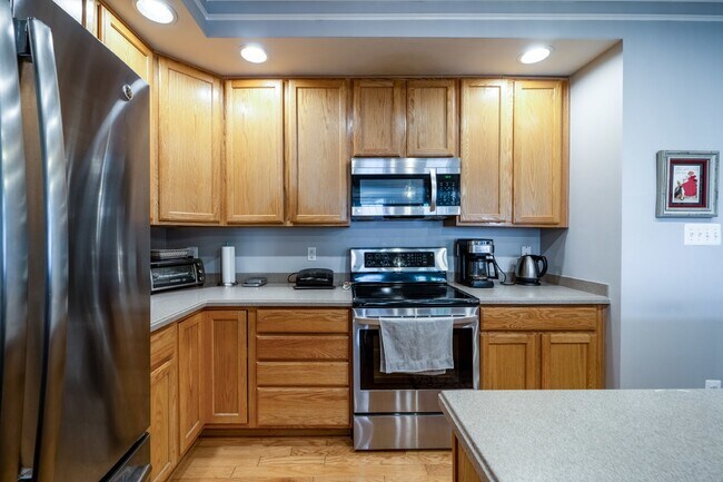 Building Photo - Bright and Modern Home with Prime Commuter...