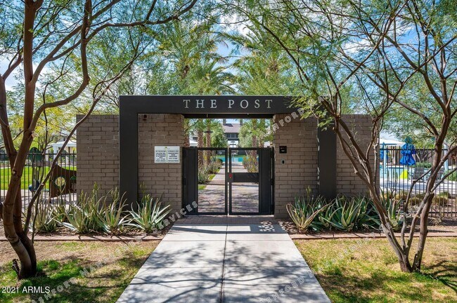 Building Photo - Luxury 3-Bedroom Townhome with Rooftop Dec...
