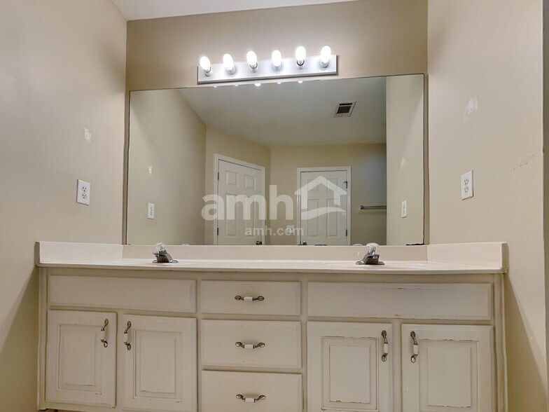 Building Photo - 1315 Killian Shoals Way SW