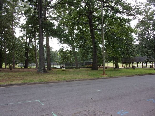 Building Photo - 3 Bedroom 2 Bath Home across from city park