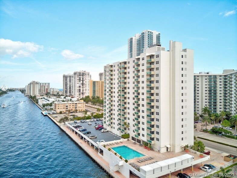 Building Photo - 3000 S Ocean Dr