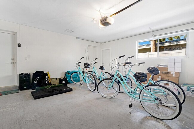 Building Photo - 5821 NE 14th Way