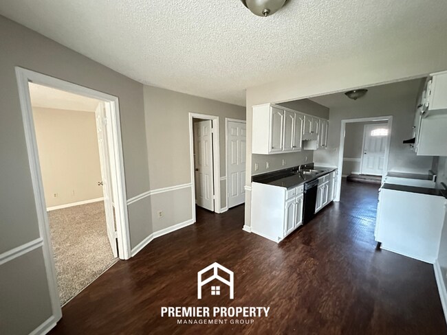 Building Photo - Beautiful 3BR/2BA Near Southwind | Soaring Vaulted Ceilings, Fireplace & Quiet Cove