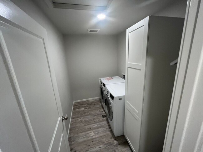 Building Photo - Beautiful 3 Bed 2.5 Bath Townhome in North East Fort Collins!