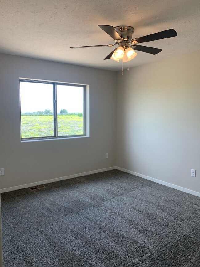 Building Photo - Spacious 2-Story with 3 bedrooms/2.5 bathrooms