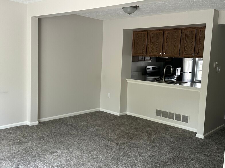 Building Photo - 5035 Hamilton Dr