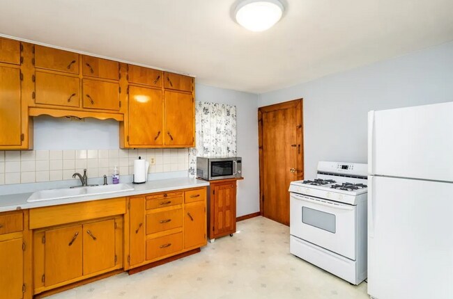 Building Photo - 3 Bed 1.5 Bath- Aliquippa PA