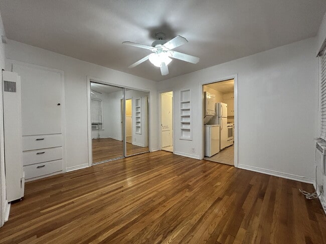 Building Photo - Charm, Comfort and Convenience!