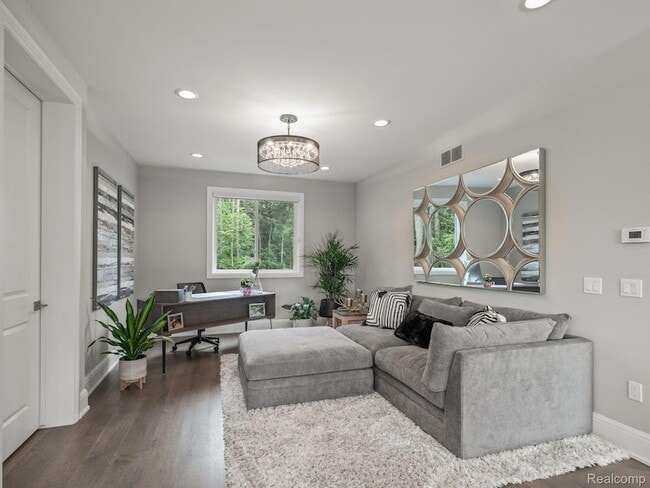 Building Photo - 3511 Lakecrest Dr
